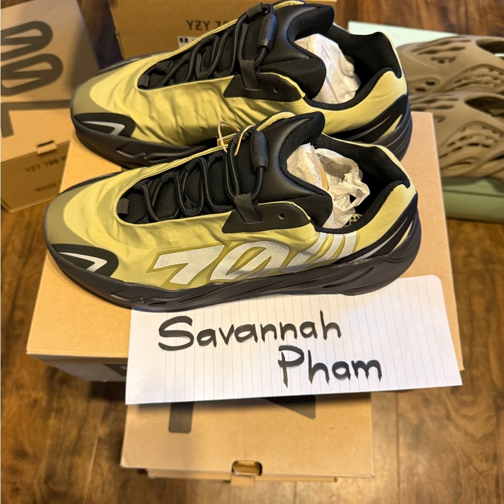 adidas YZY 700 MNVN